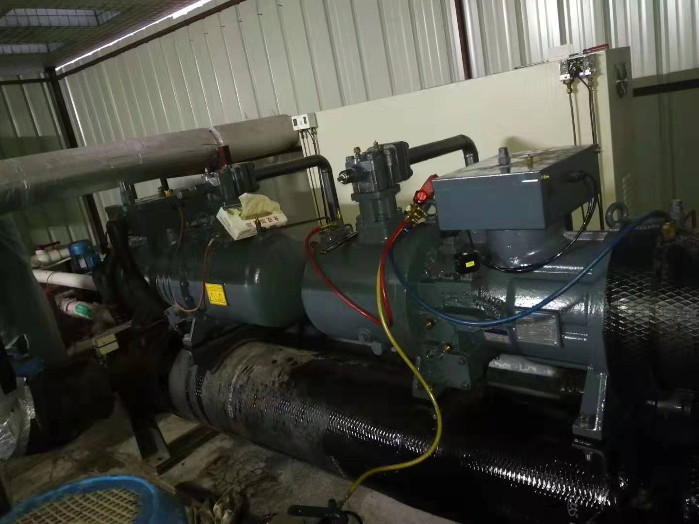 長安100匹螺桿冷水機(jī)保養(yǎng)現(xiàn)場